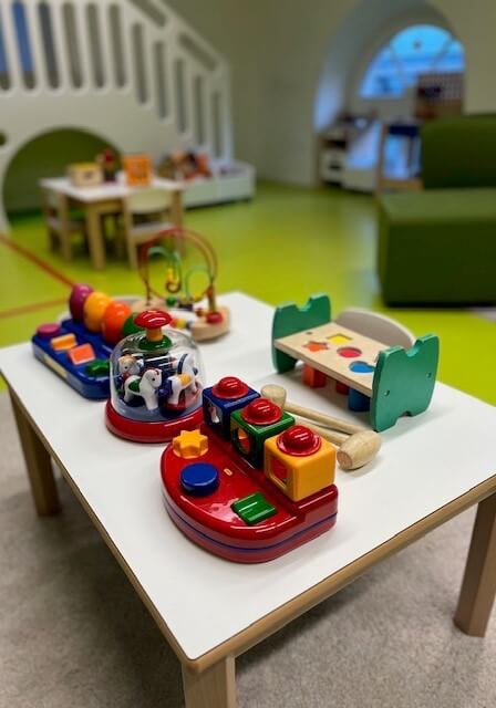 L'aparté avec des jouets sur la table