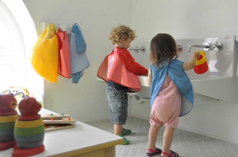 Deux enfants près du coin d'eau de l'Aparté