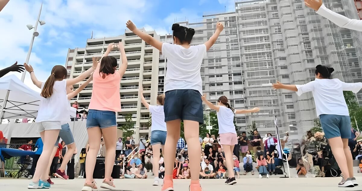 Des enfants en train de danser devant un public de parents
