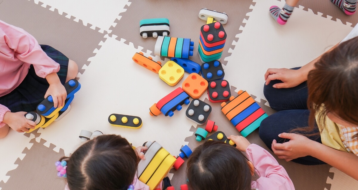 Des enfants jouant à un jeu de blocs à imbriquer
