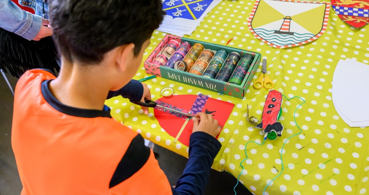 Un enfant faisant une activité manuelle