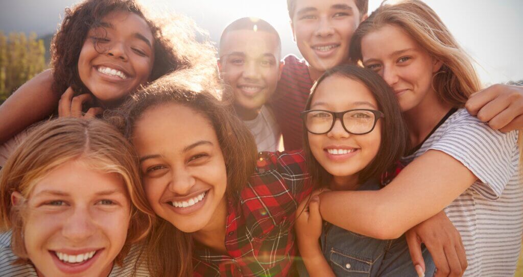 Un groupe d'enfants souriant à la caméra