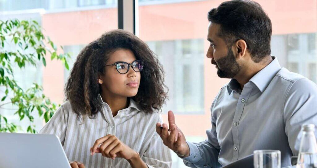 Un homme donnant des explications à son interlocutrice