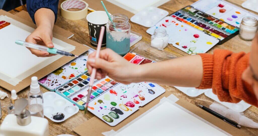 Des enfants en train de faire de la peinture