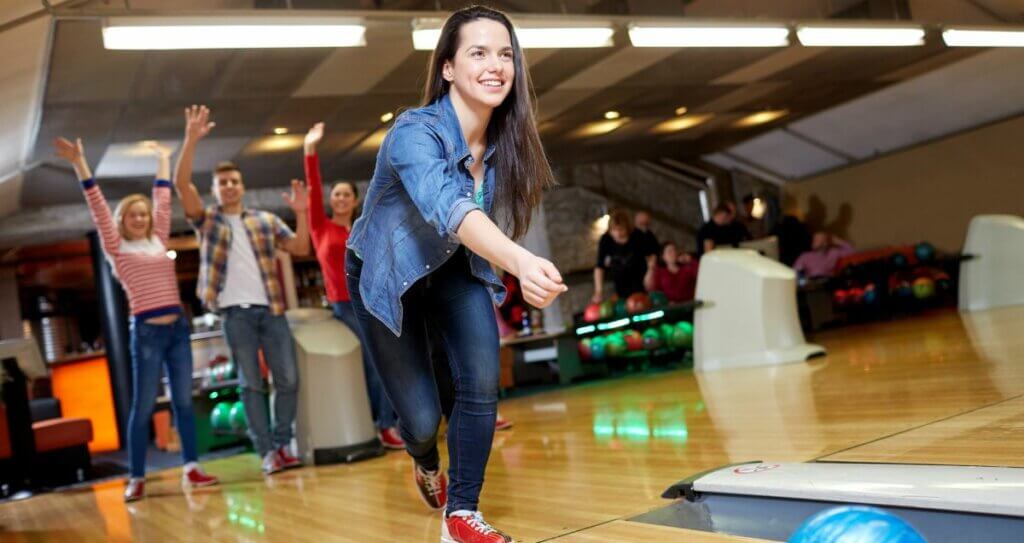 Femme qui joue au bowling
