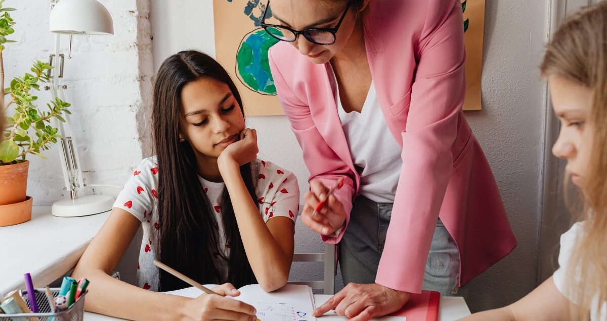 Des enfants en train de faire de la peinture