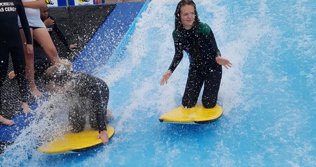 Vague à surf et accrobranche