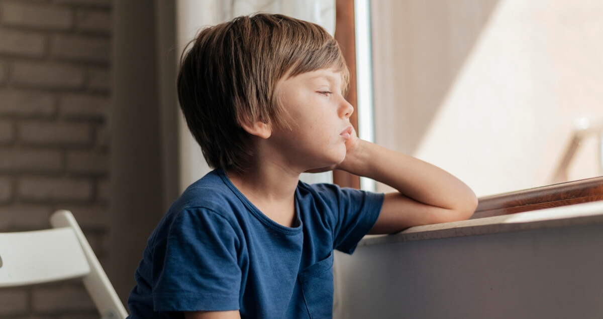 Un enfant triste sur une table