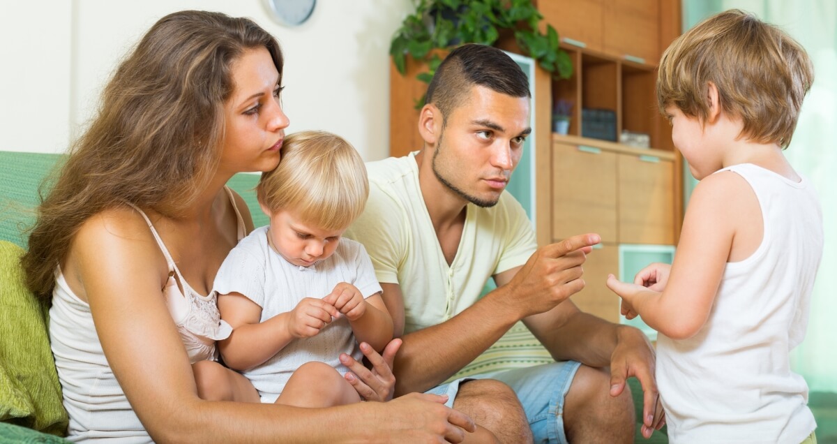 Une mère réconforte son enfant