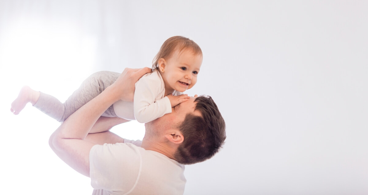 Une mère qui tient son enfant à bout de bras