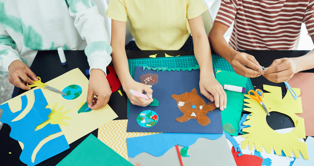 stages-culturels Un jeune professeur donnant cours à des enfants