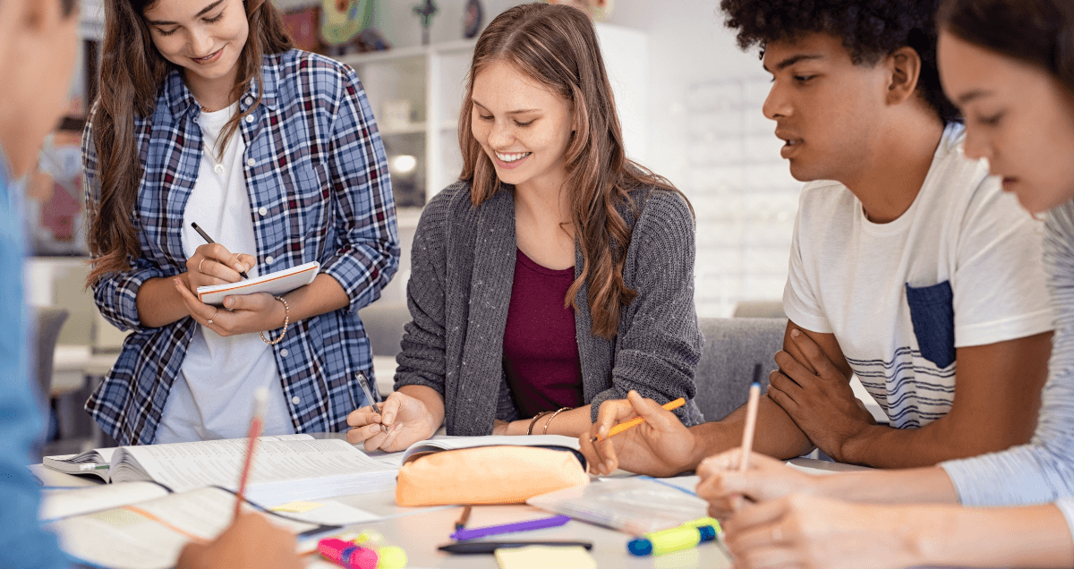 stages-scolaires Un enfant faisant une course en trottinette